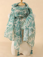 Eleganter, blauer Schal mit Blattmuster aus Baumwolle, ideal für Damenmode. Perfekt als Accessoire für Frühling und Sommer.