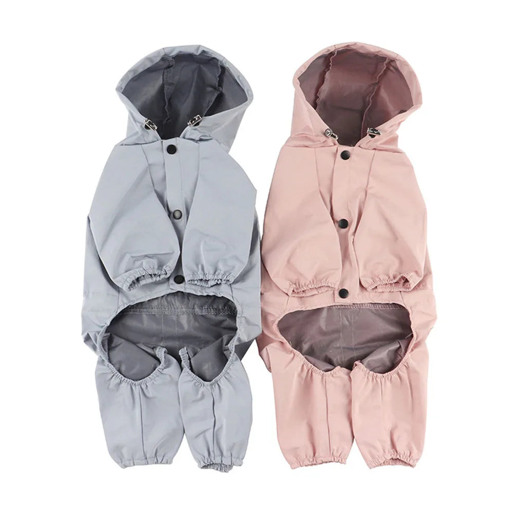 Zwei wasserdichte Hunderegenmäntel in Blau und Rosa, mit Kapuze und Druckknöpfen. Perfekt für kleine Hunde, wetterfest und stilvoll.