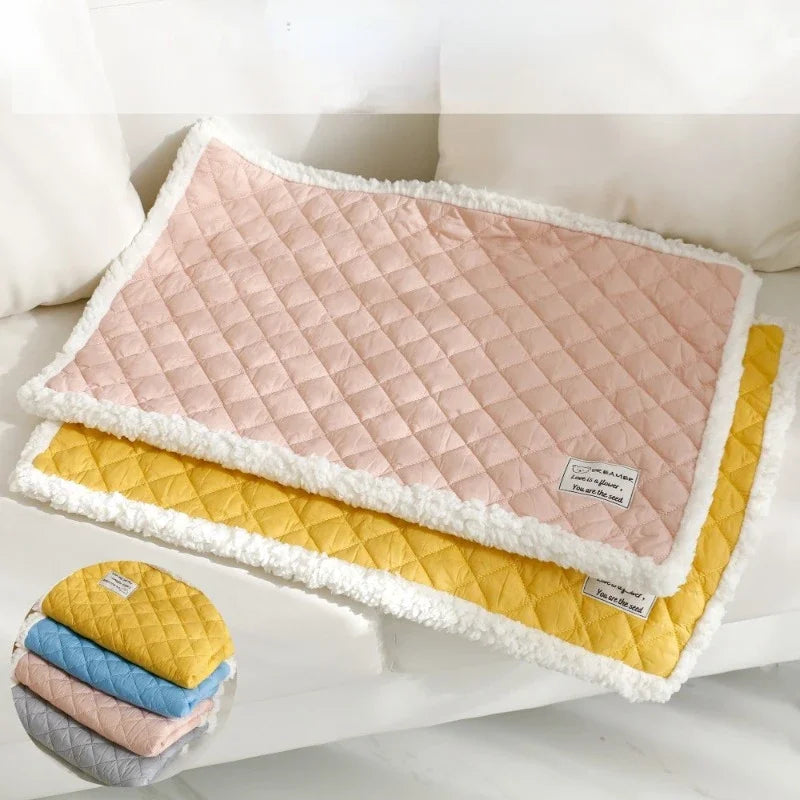 Weiche gesteppte Haustierdecke, rosa und gelb, mit Plüschrand, ideal für Hunde und Katzen.
