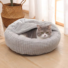 Graues Katzenbett aus Plüsch, rund, gemütlich, mit Katze, ideal für Haustiere, Wohnzimmer.