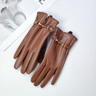 Elegante braune Lederhandschuhe mit goldenen Schnallen, ideal für stilvolle Herbst- und Wintermode. Perfekt für Damenaccessoires und Mode.