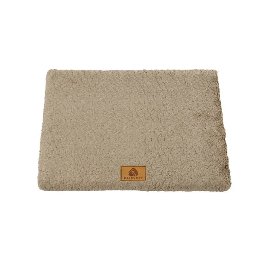 Beige Hundedecke aus Plüsch, weich, rutschfest, ideal für Haustiere, FAIRYPET-Logo.