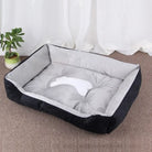 Graues Hundebett aus Plüsch, rechteckig, mit erhöhtem Rand, ideal für kleine Hunde.