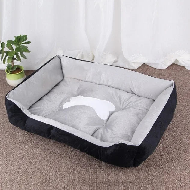 Graues Hundebett aus Plüsch, rechteckig, mit erhöhtem Rand, ideal für kleine Hunde.