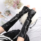 Schwarze, lange Lederhandschuhe auf weißem Hintergrund, ideal für elegante Mode, Abendgarderobe und stilvolle Accessoires.