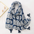 Blauer und weißer Schal mit geometrischem Muster und Quasten, modisches Accessoire, ideal für Herbst und Winter, stilvoll und vielseitig.