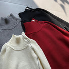 Hochwertige Rollkragenpullover in Grau, Schwarz, Rot und Creme. Perfekt für Herbstmode, warme Strickwaren, stilvolle Winterkleidung.