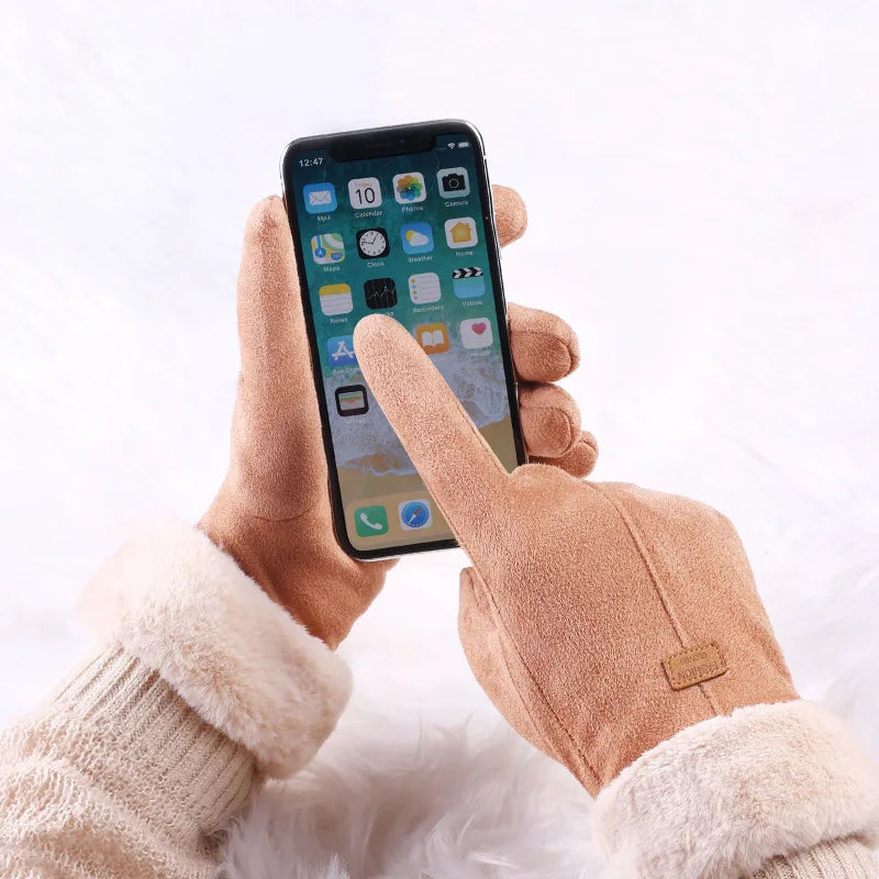 Handschuhe mit Touchscreen-Funktion, braun, halten ein Smartphone. Ideal für Winter, kompatibel mit iPhone, warmes Fleece-Futter, stilvoll und praktisch.