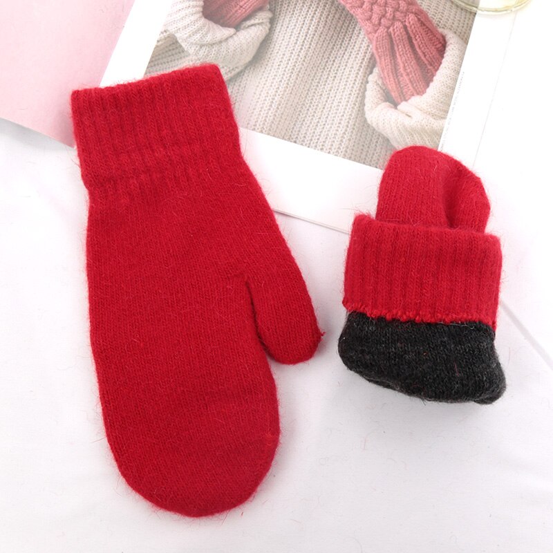 Rote Strickhandschuhe aus Wolle, ideal für Wintermode. Weiche, warme Fäustlinge für Damen und Herren. Perfekt für kalte Tage und Outdoor-Aktivitäten.