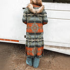 Damenmantel mit Kapuze und Ethno-Muster, warmes Design, ideal für Herbst und Winter. Perfekt kombinierbar mit Jeans für einen lässigen Look.