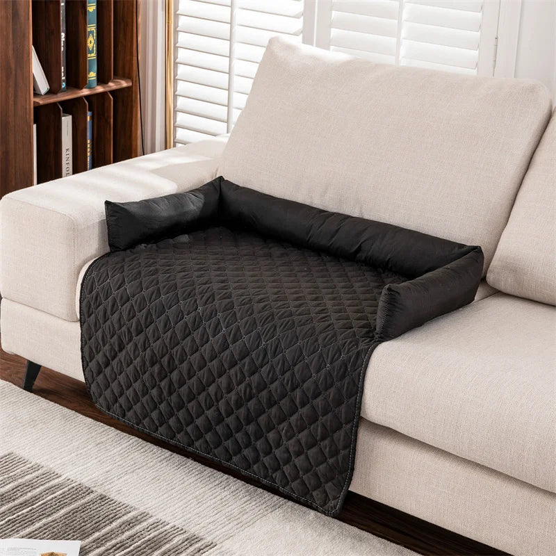 Schwarzer, gesteppter Sofaschutz aus Polyester auf beigem Sofa, ideal für Haustiere.
