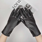 Schwarze Lederhandschuhe, elegant und stilvoll, ideal für Herbst und Winter. Perfekt für Modebewusste, die Komfort und Luxus suchen.