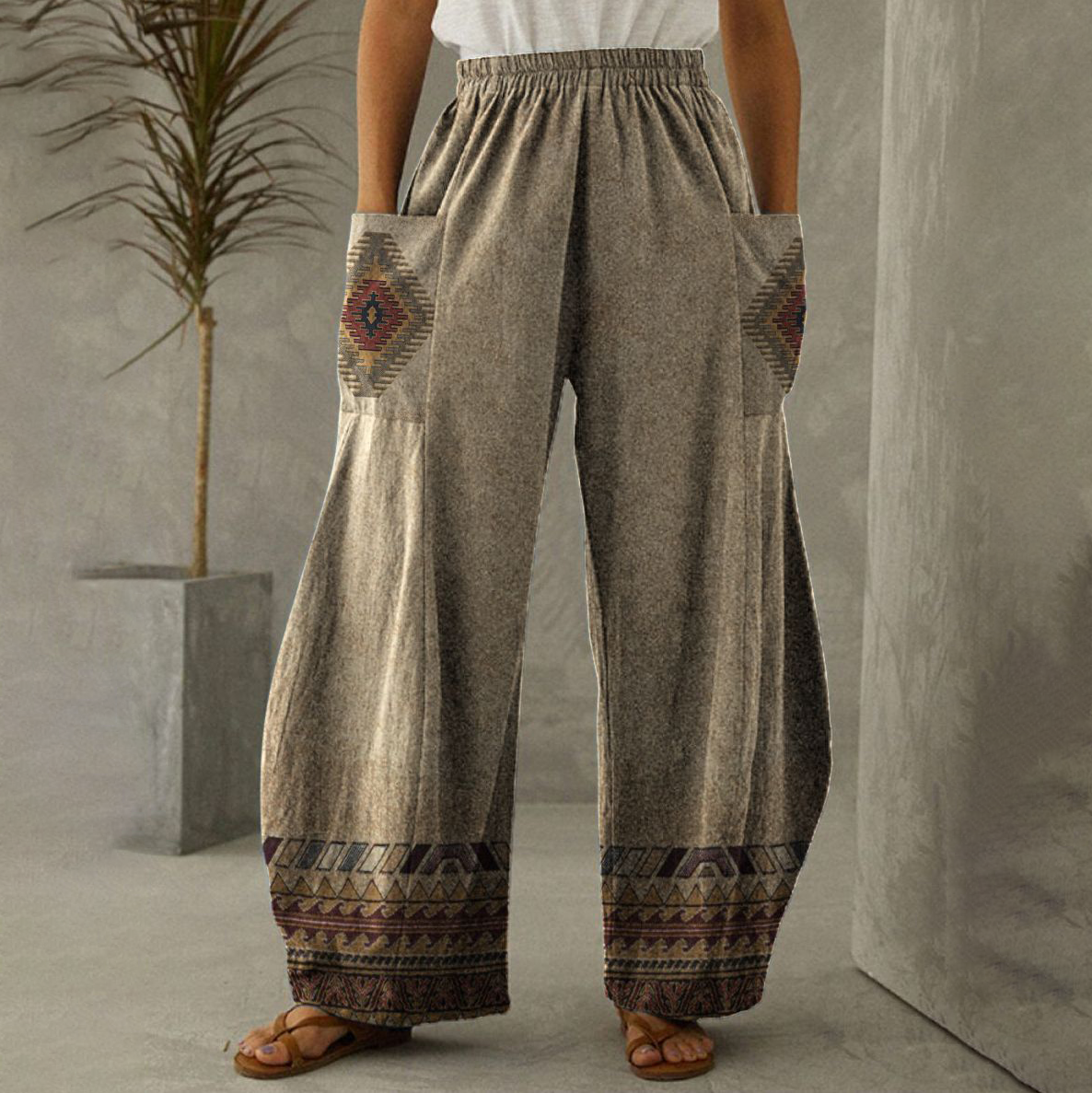 Damenhose mit weitem Bein, ethnischem Muster und Taschen. Perfekt für Boho-Mode, bequem und stilvoll. Ideal für Freizeit und Reisen.
