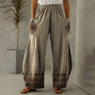 Damenhose mit weitem Bein, ethnischem Muster und Taschen. Perfekt für Boho-Mode, bequem und stilvoll. Ideal für Freizeit und Reisen.