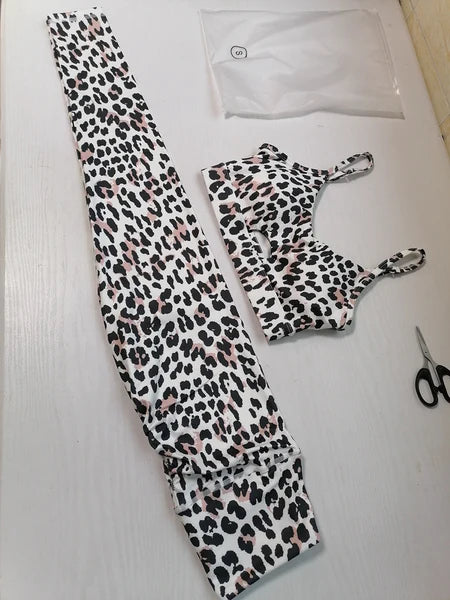 Leopard-Print Sport-BH und Leggings-Set auf weißem Hintergrund. Modisches Fitness-Outfit für Damen, ideal für Yoga und Workout.
