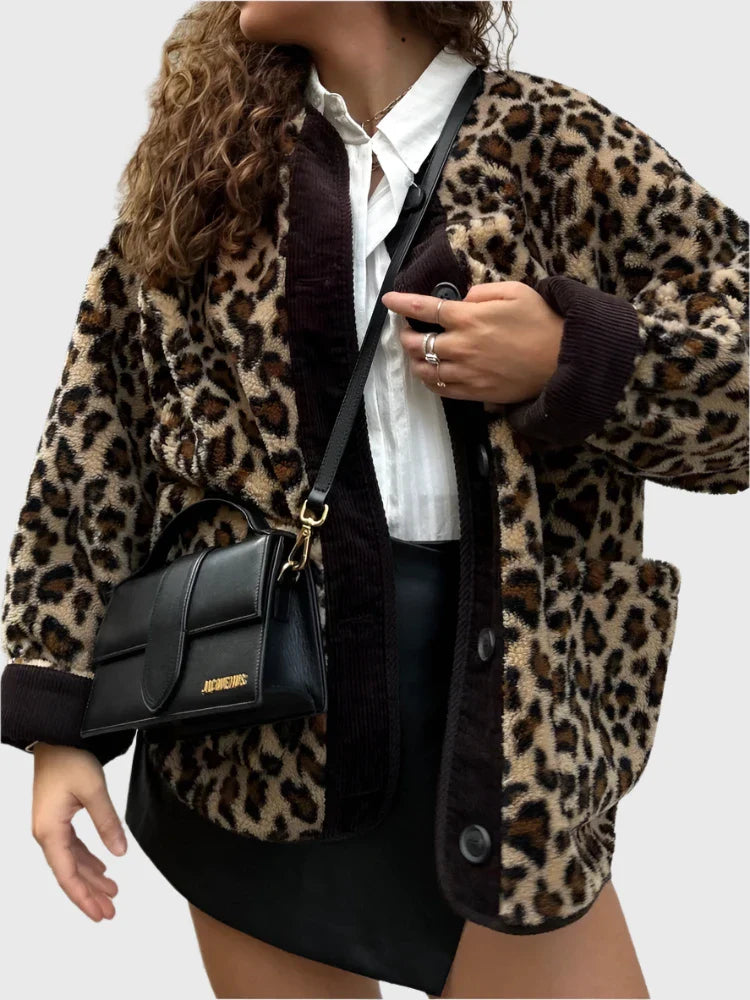 Damenmode: Stylische Leopardenmuster-Jacke, kombiniert mit schwarzer Umhängetasche und weißer Bluse. Trendige Herbstmode für Frauen.