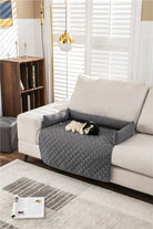 Graue, gesteppte Sofaschoner mit Hund, waschbar, rutschfest, für Haustiere, Wohnzimmer.