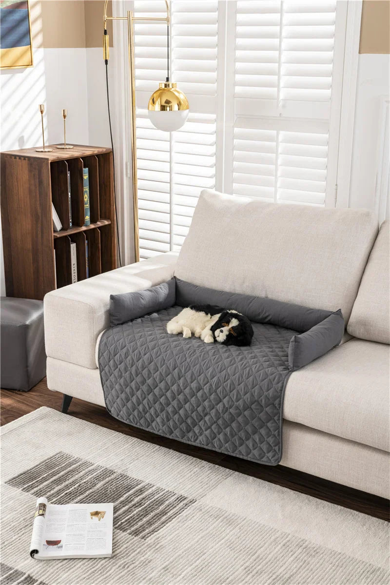 Graue, gesteppte Sofaschoner mit Hund, waschbar, rutschfest, für Haustiere, Wohnzimmer.