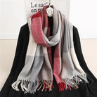 Eleganter karierten Schal in Rot, Grau und Weiß, ideal für Herbst und Winter. Weiches Material, modisches Accessoire für Damen und Herren.