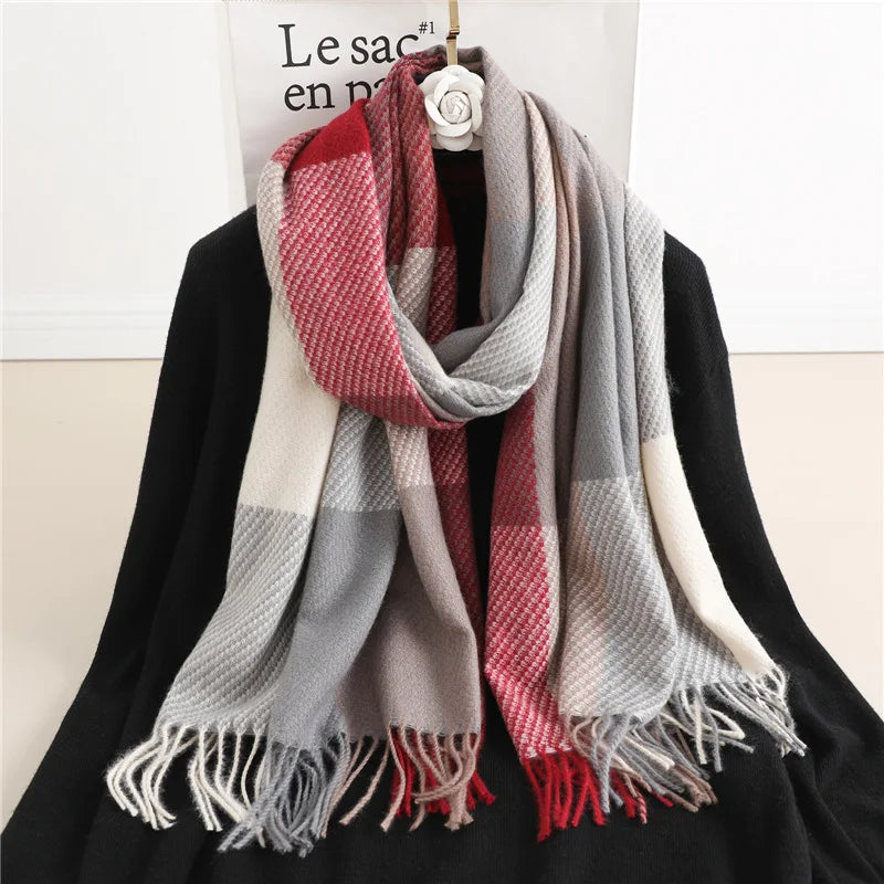 Eleganter karierten Schal in Rot, Grau und Weiß, ideal für Herbst und Winter. Weiches Material, modisches Accessoire für Damen und Herren.