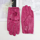 Pinke Lederhandschuhe mit Knopfverschluss, perforiertem Design und elegantem Stil. Perfekt für Mode, Accessoires und stilvolle Outfits.