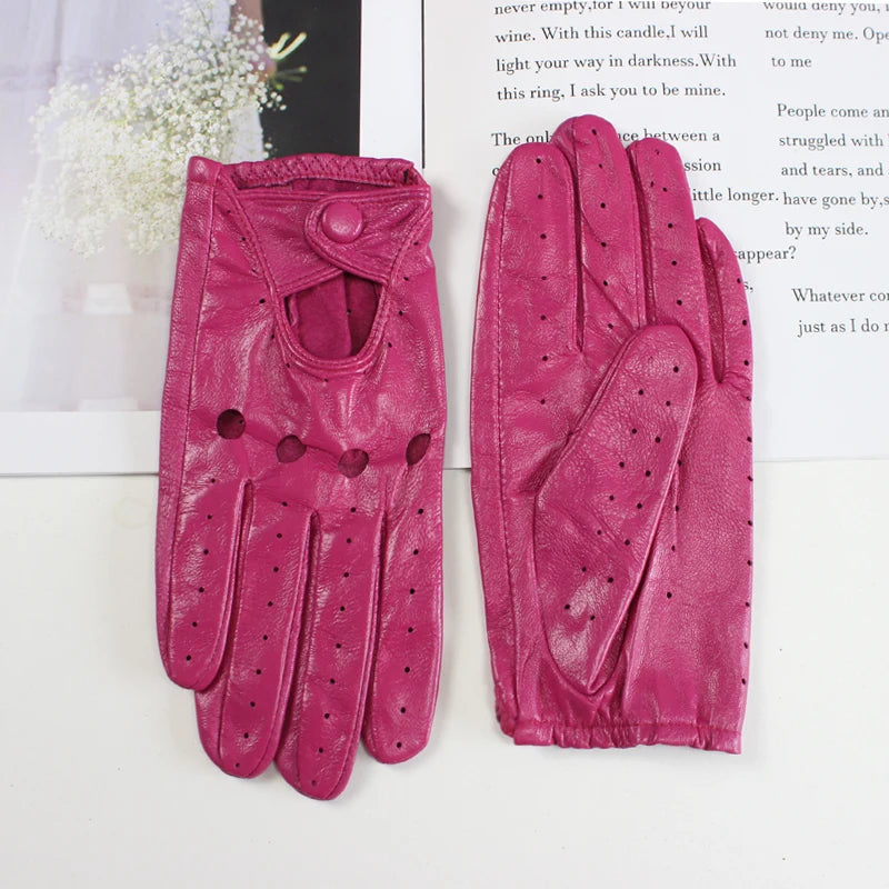 Pinke Lederhandschuhe mit Knopfverschluss, perforiertem Design und elegantem Stil. Perfekt für Mode, Accessoires und stilvolle Outfits.