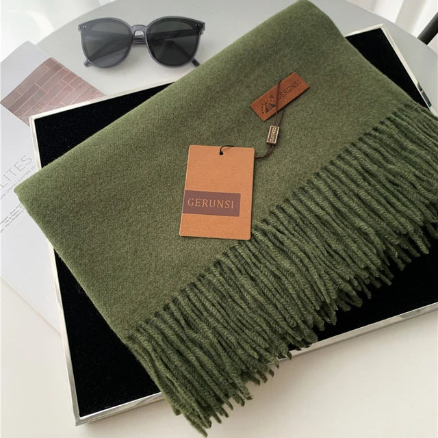 Grüner Wollschal mit Fransen von Gerunsi, elegant und warm. Perfekt für Herbst und Winter. Hochwertige Modeaccessoires für Damen und Herren.