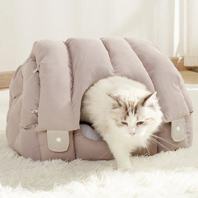 Katzenbett aus Plüsch, beige, mit Katze, gemütlich, Haustierbett, waschbar, für Katzen und kleine Hunde.