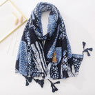 Damen-Schal mit blau-weißem Batikmuster, weicher Stoff, Quasten, modisches Accessoire, ideal für Herbst und Winter, vielseitig kombinierbar.