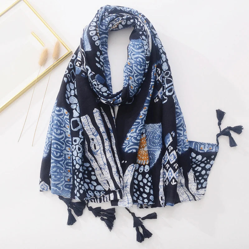 Damen-Schal mit blau-weißem Batikmuster, weicher Stoff, Quasten, modisches Accessoire, ideal für Herbst und Winter, vielseitig kombinierbar.