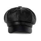 Schwarze Leder-Baker-Boy-Mütze, stilvoll und zeitlos, ideal für modische Outfits. Perfekt für Herbst- und Wintermode. Hochwertiges Accessoire.