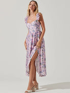 Elegantes, florales Sommerkleid mit Rüschenärmeln und hohem Schlitz, ideal für Damenmode. Perfekt für stilvolle, feminine Outfits.