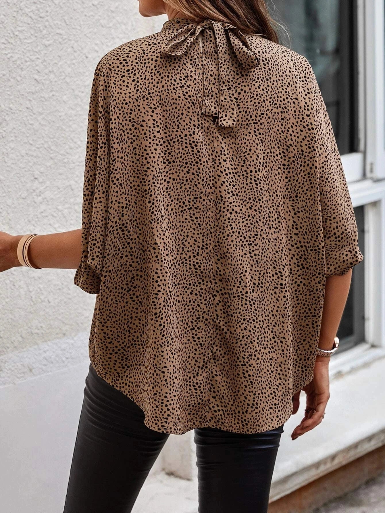 Damenbluse mit Leopardenmuster, locker geschnitten, ideal für Freizeitmode. Perfekt kombinierbar mit Jeans oder Röcken für einen trendigen Look.