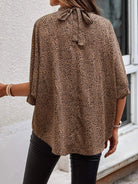 Damenbluse mit Leopardenmuster, locker geschnitten, ideal für Freizeitmode. Perfekt kombinierbar mit Jeans oder Röcken für einen trendigen Look.