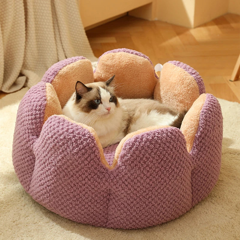 Lila Katzenbett aus Plüsch, rund, gemütlich, für Haustiere, auf Holzboden.