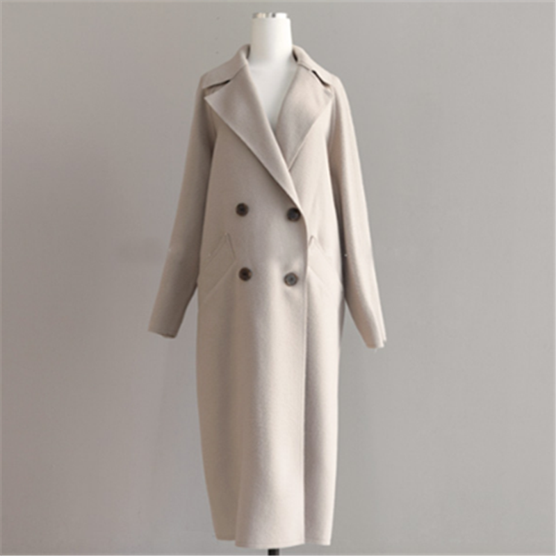 Eleganter beiger Damenmantel, doppelreihig, mit Knöpfen und Reverskragen. Perfekt für Herbstmode und stilvolle Outfits. Hochwertige Materialien.