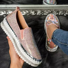 Glitzernde Damen-Sneaker in Rosa mit Strasssteinen, Plateau-Sohle und bequemem Slip-On-Design. Perfekt für modische Freizeitlooks.