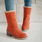 Orange Damenstiefel mit Absatz, gefüttert, aus Wildlederimitat. Perfekt für Herbstmode, kombiniert mit Jeans. Trendige, warme Winterstiefel.