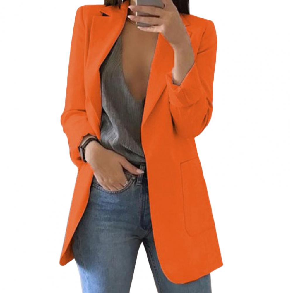 Damenblazer in leuchtendem Orange, kombiniert mit grauem Top und blauer Jeans. Modetrend, stilvoll, elegant, ideal für Büro und Freizeit.