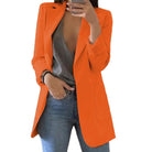 Damenblazer in leuchtendem Orange, kombiniert mit grauem Top und blauer Jeans. Modetrend, stilvoll, elegant, ideal für Büro und Freizeit.