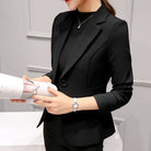 Eleganter schwarzer Damenblazer, tailliert, ideal für Business- und Büro-Outfits. Perfekt kombinierbar mit formeller Kleidung.