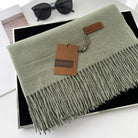 Gerunsi Schal aus weicher Wolle in Grau mit Fransen, stilvoll und warm. Perfekt für Herbst und Winter. Hochwertige Accessoires für Damen und Herren.