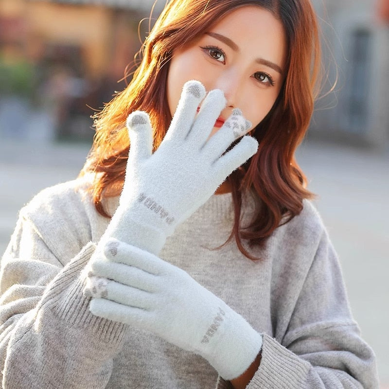 Flauschige Winterhandschuhe für Damen in Weiß, ideal für kalte Tage. Perfekt für Mode und Komfort. Hochwertige Materialien, stilvolles Design.