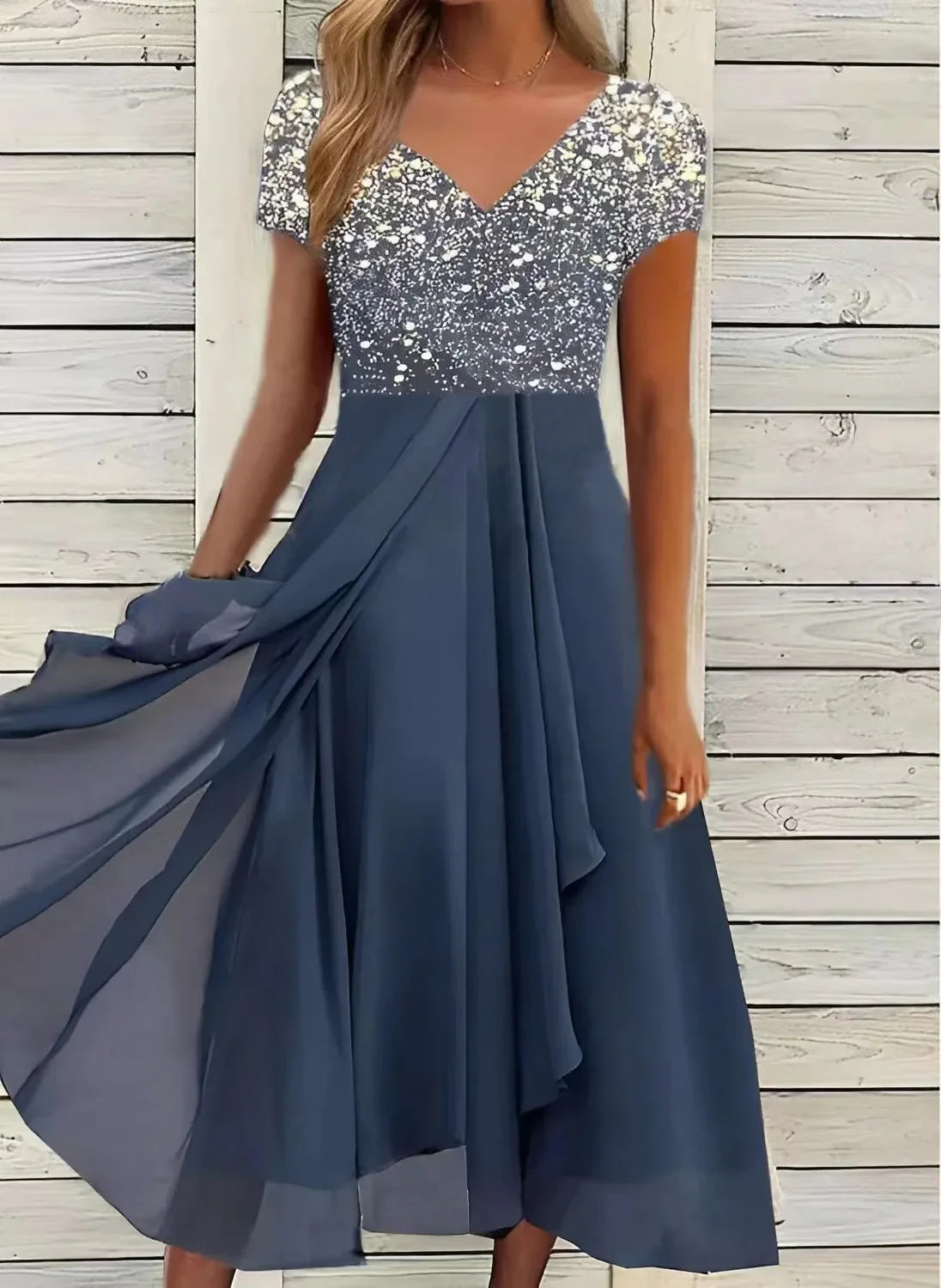 Elegantes Abendkleid mit Pailletten-Oberteil und fließendem Chiffon-Rock in Dunkelblau. Perfekt für festliche Anlässe und Hochzeiten.