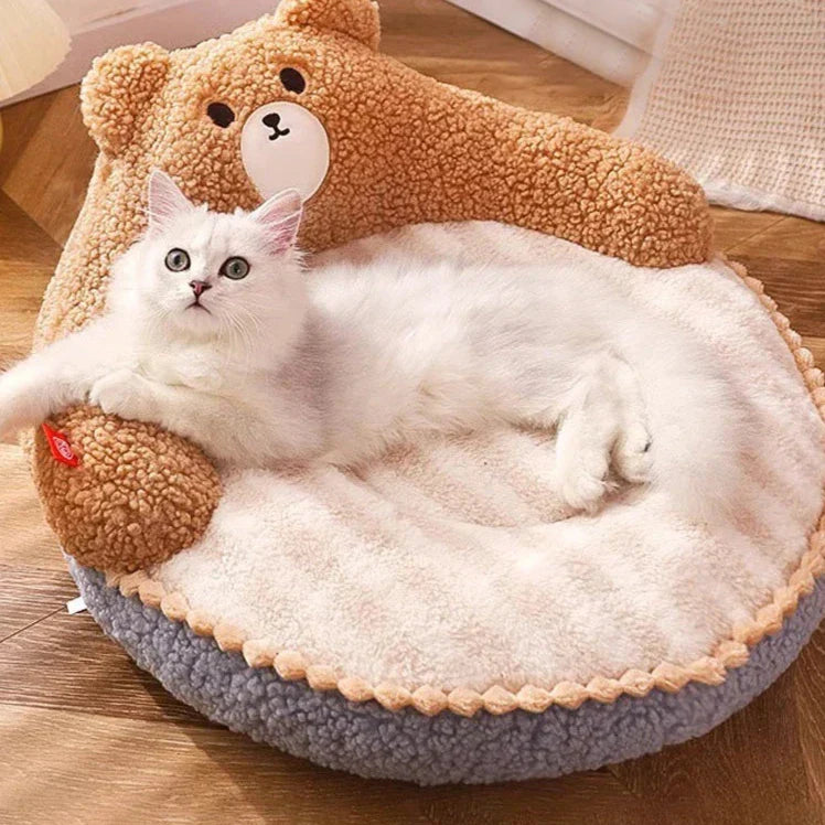 Weiße Katze auf braunem, plüschigem Bären-Katzenbett, gemütlich und stilvoll.