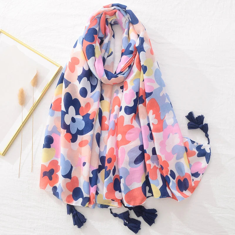 Bunter Schal mit Blumenmuster und Quasten, ideal für Frühling und Sommer. Modisches Accessoire, das jedem Outfit Farbe und Stil verleiht.