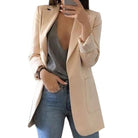 Damenblazer beige, elegant und modern, kombiniert mit grauem Top und blauer Jeans. Perfekt für Business und Freizeit. Fashion-Trend 2023.