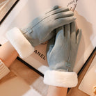 Damenhandschuhe aus grauem Wildleder mit weißem Kunstfellfutter, elegant und warm, ideal für Wintermode und stilvolle Accessoires.