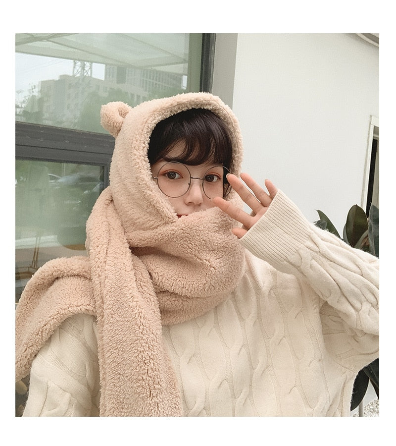 Damenmode: Flauschiger, beiger Schal mit Kapuze und Bärenohren, ideal für kalte Wintertage. Trendiges Accessoire für stilvolle Outfits.