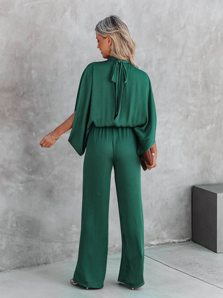 Eleganter grüner Jumpsuit für Damen, ideal für Sommermode. Weiches Material, lockerer Schnitt, perfekt für stilvolle Freizeit- und Abendlooks.